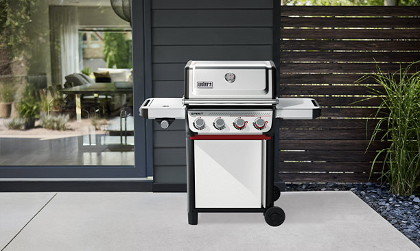 Barbecue gaz Spirit S-435 Weber sur une terrasse