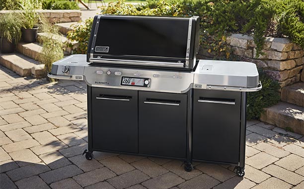 Barbecue gaz Weber Summit FS38X E connecté sur une terrasse