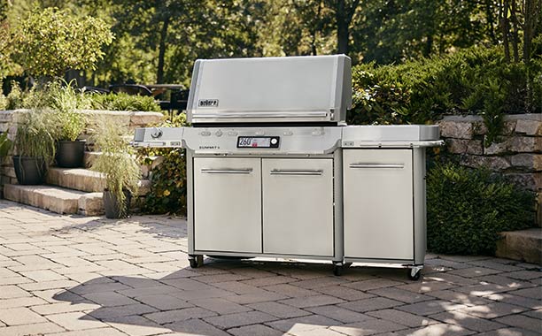 Barbecue gaz Weber Summit FS38X S connecté sur une terrasse