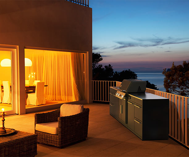 Cuisine extérieure 4 modules pour barbecue Genesis 300 / 400 avec réchaud Weber sur un balcon, coucher de soleil