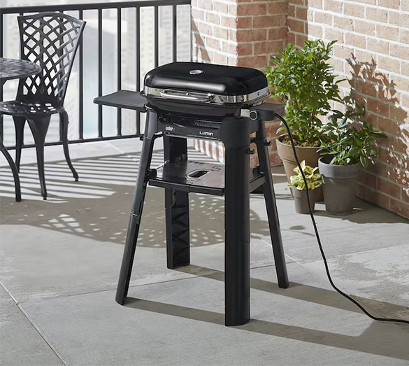 Barbecue électrique Weber Lumin Compact Stand noir sur terrasse