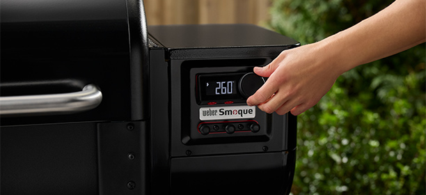 Ecran de contrôle et bouton du barbecue pellets Weber Smoque