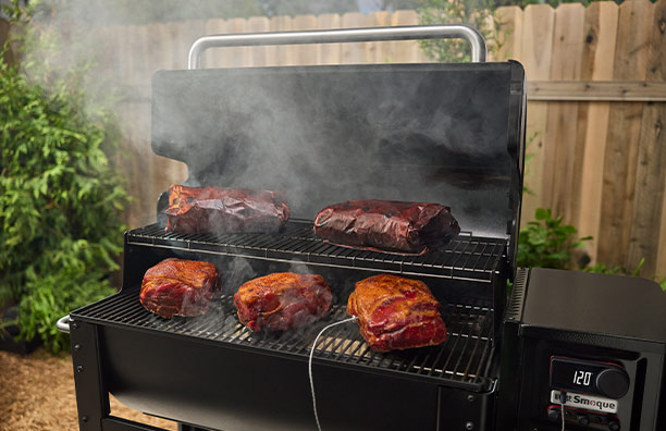 Cuisson d'aliments au barbecue pellets Weber Smoque XL