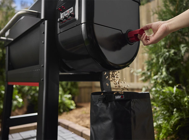 Vidage de la trémie du barbecue pellets Weber Smoque XL