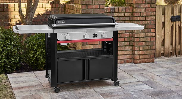 Plancha Premium Slate 76 cm sur chariot Weber sur une terrasse