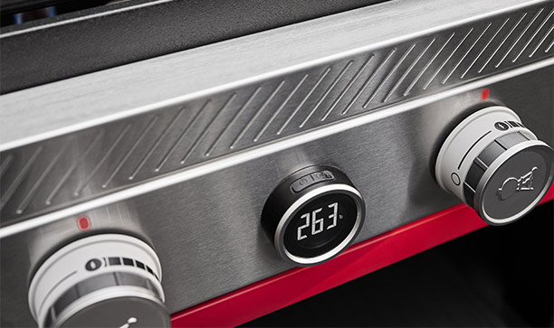 Affichage digital de température et zoom sur les boutons de commande de la plancha Weber Slate GPSB 76 cm
