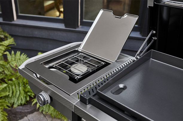 Zoom sur le réchaud latéral de la plancha Weber Slate 76 cm