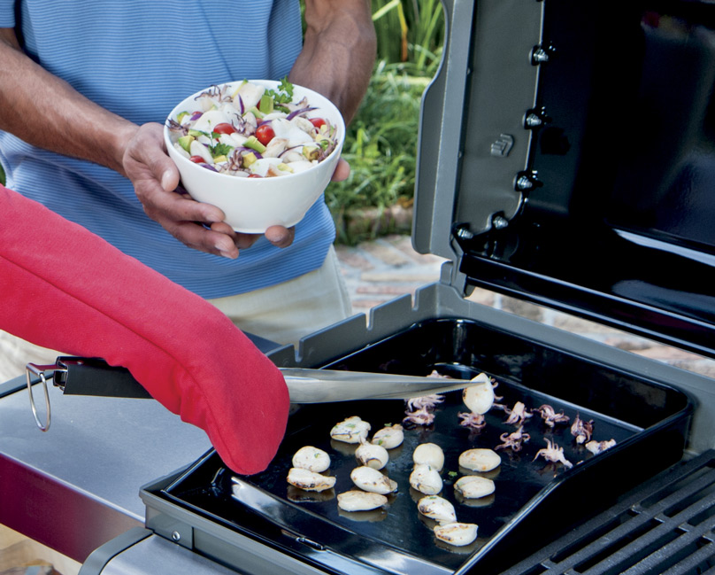 Plancha en fonte émaillée dans barbecue à gaz Spirit 300