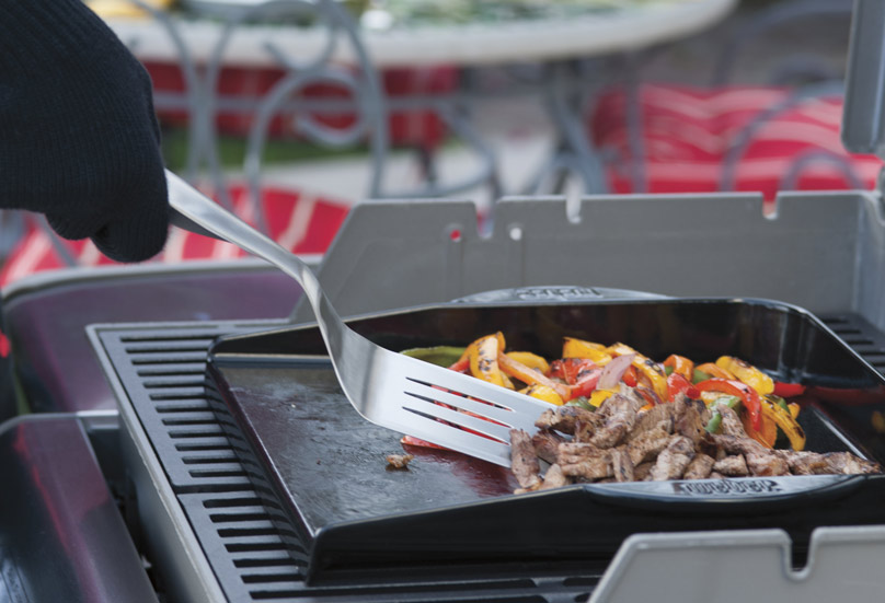 Plancha en fonte émaillée universelle Weber dans barbecue à gaz