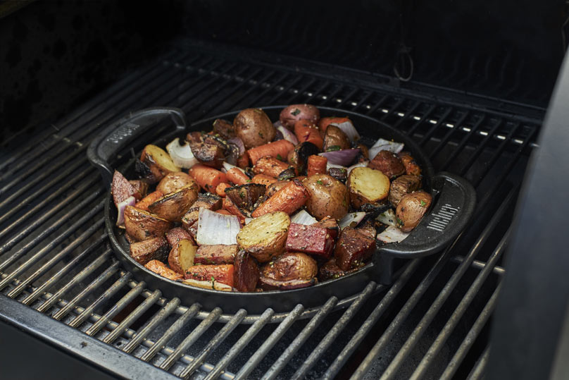 Plancha en fonte gourmet weber dans barbecue à gaz