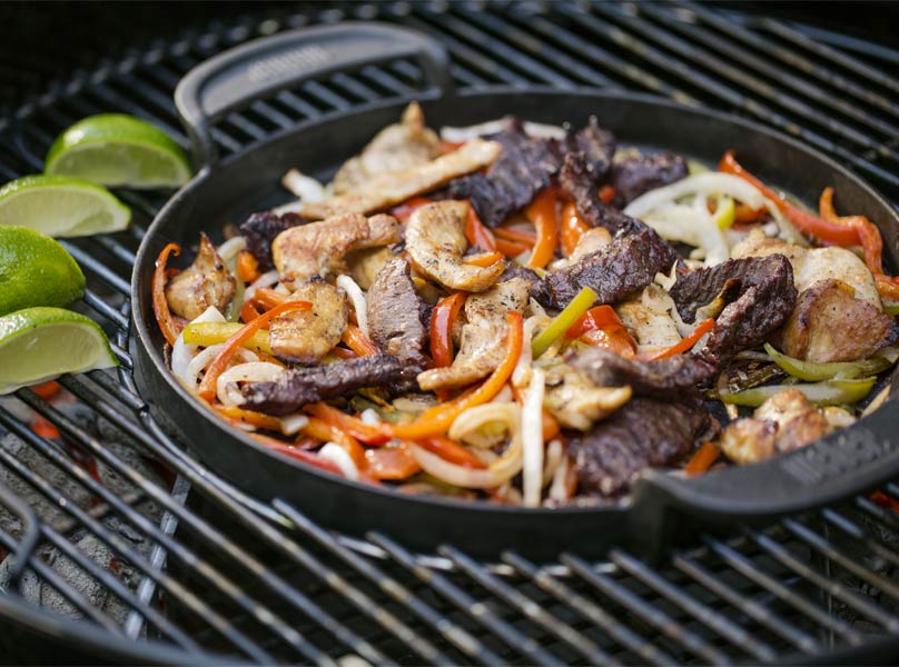 Plancha en fonte Gourmet Weber dans barbecue à charbon