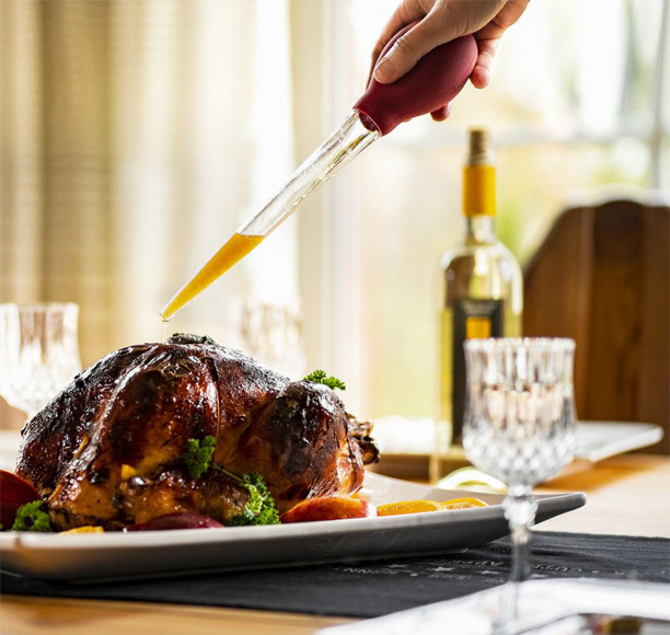 Arrosage d'une viande avec la seringue à jus Westmark