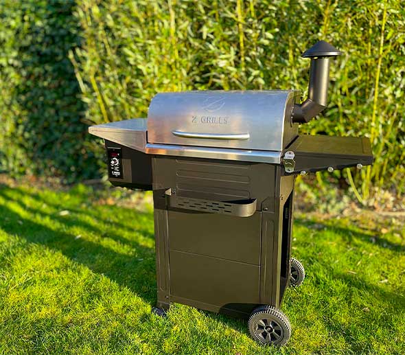 Barbecue Z Grills Serie 600 inox installé dans un jardin