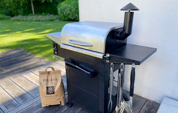 Z Grills 600 Series sur une terrasse avec sac de pellets