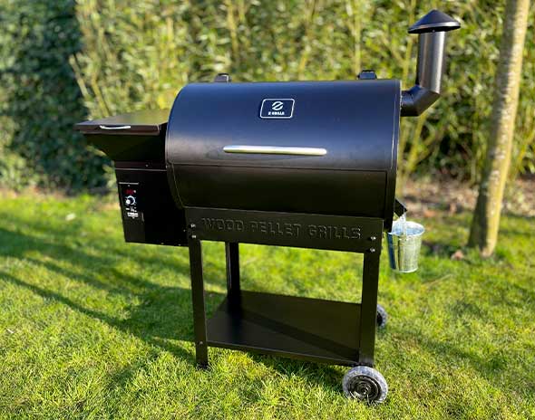 Barbecue Z Grills Serie 700 PRO installé dans un jardin